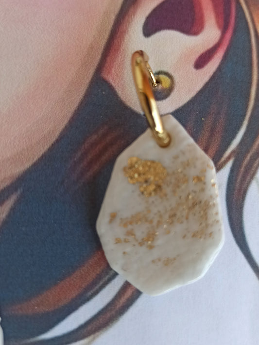 Pendientes blanco y dorado